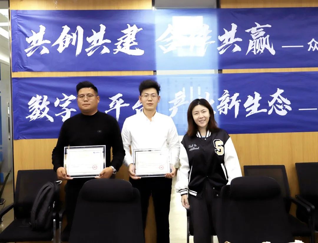 五大联赛官方网页版_五大联赛网（中国）
高级副总裁山海授予商户“五大联赛官方网页版_五大联赛网（中国）
特邀顾问”荣誉.jpg